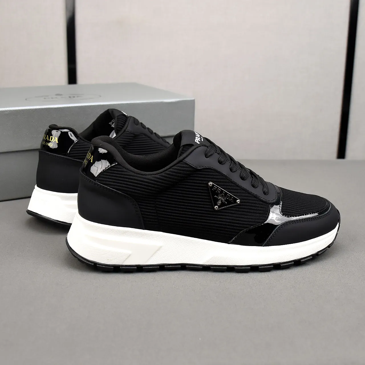 PP460👟👟👟Prada/Prada Prax men's series casual sports shoes Prax sports shoes combine style and comfort, with a unique sports design defined by exquisite materials and details. Fashionable, casual and versatile, it is decorated with an enameled triangle logo on the outside, a Prada Milano printed logo on the tongue, and a 2.5cm lightweight two-tone rubber sole for a comfortable wearing experience! Size: 38-39-40-41-42-43-44 standard leather shoe size